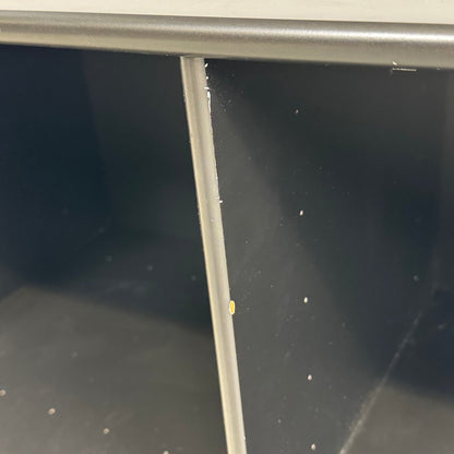 Hylleseksjon fra Montana, svart