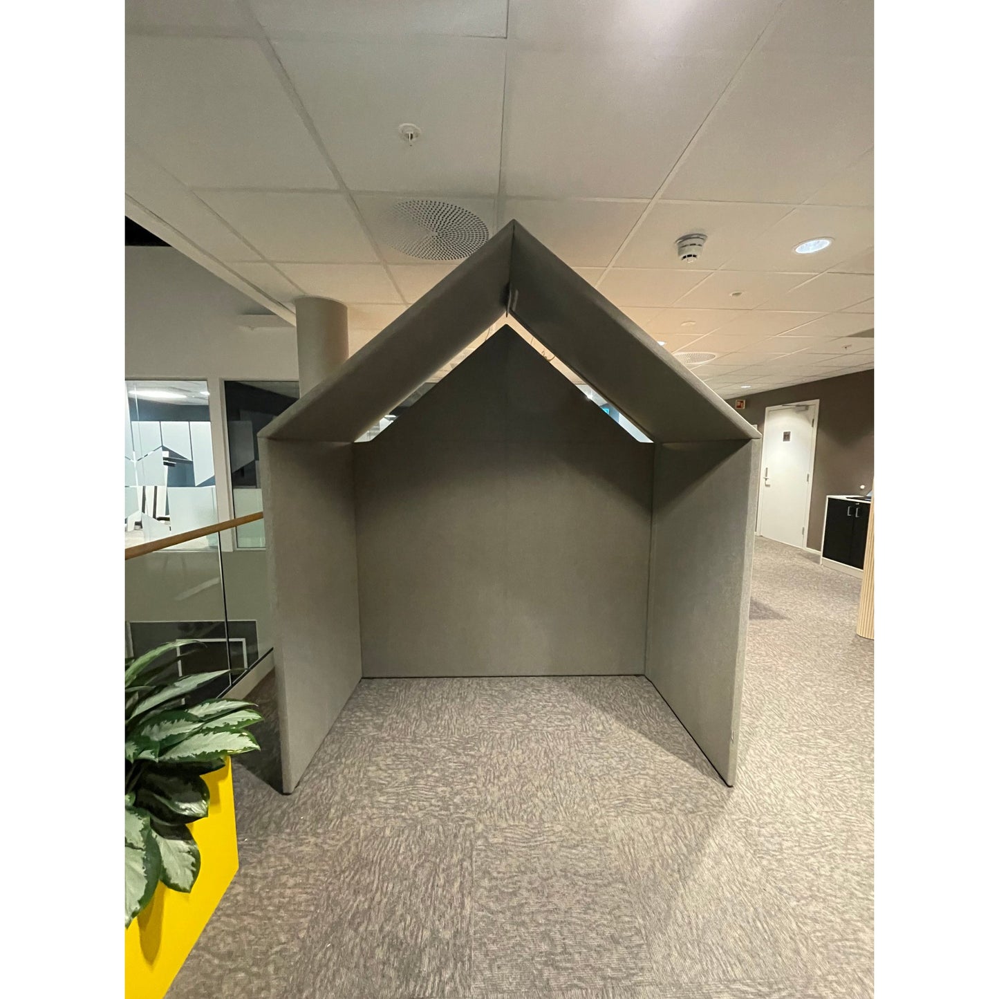 Samtalerom, trukket i ull fra Gøtessons The Hut