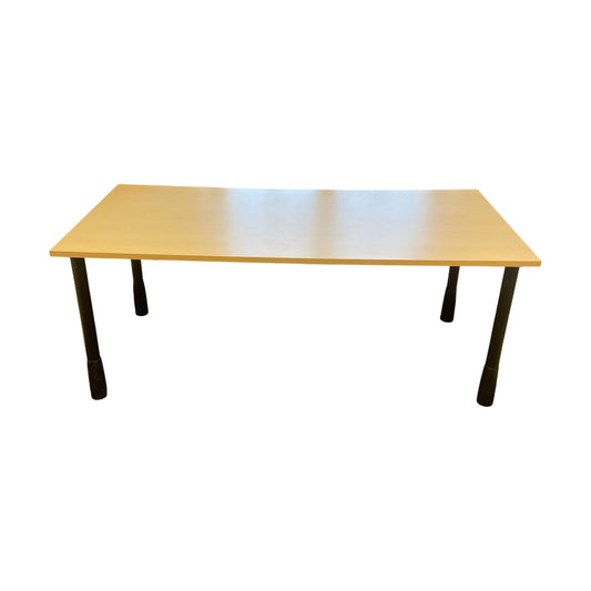 Trefarget skrivebord m/ sorte ben, 180cm