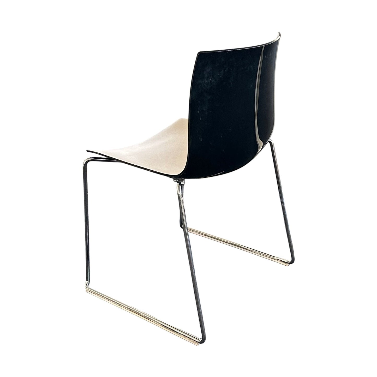 Catifa 46 møteromsstol fra Arper, hvit med sort ramme