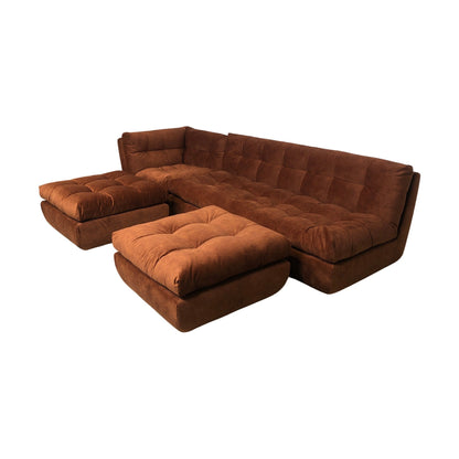 Troels sofagruppe fra A-Møbler, 2-seter med hjørnedel og 2 puffer