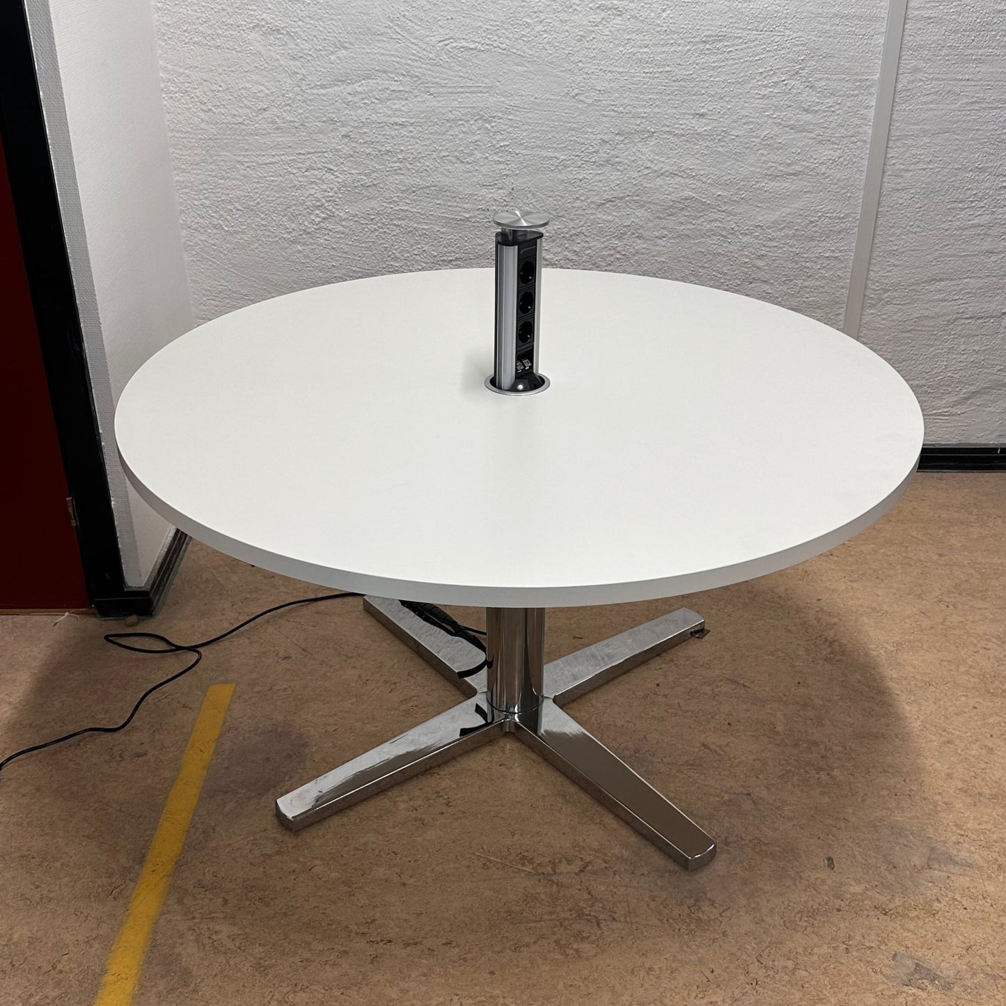 Møtebord fra Materia, hvit, Ø135 kom