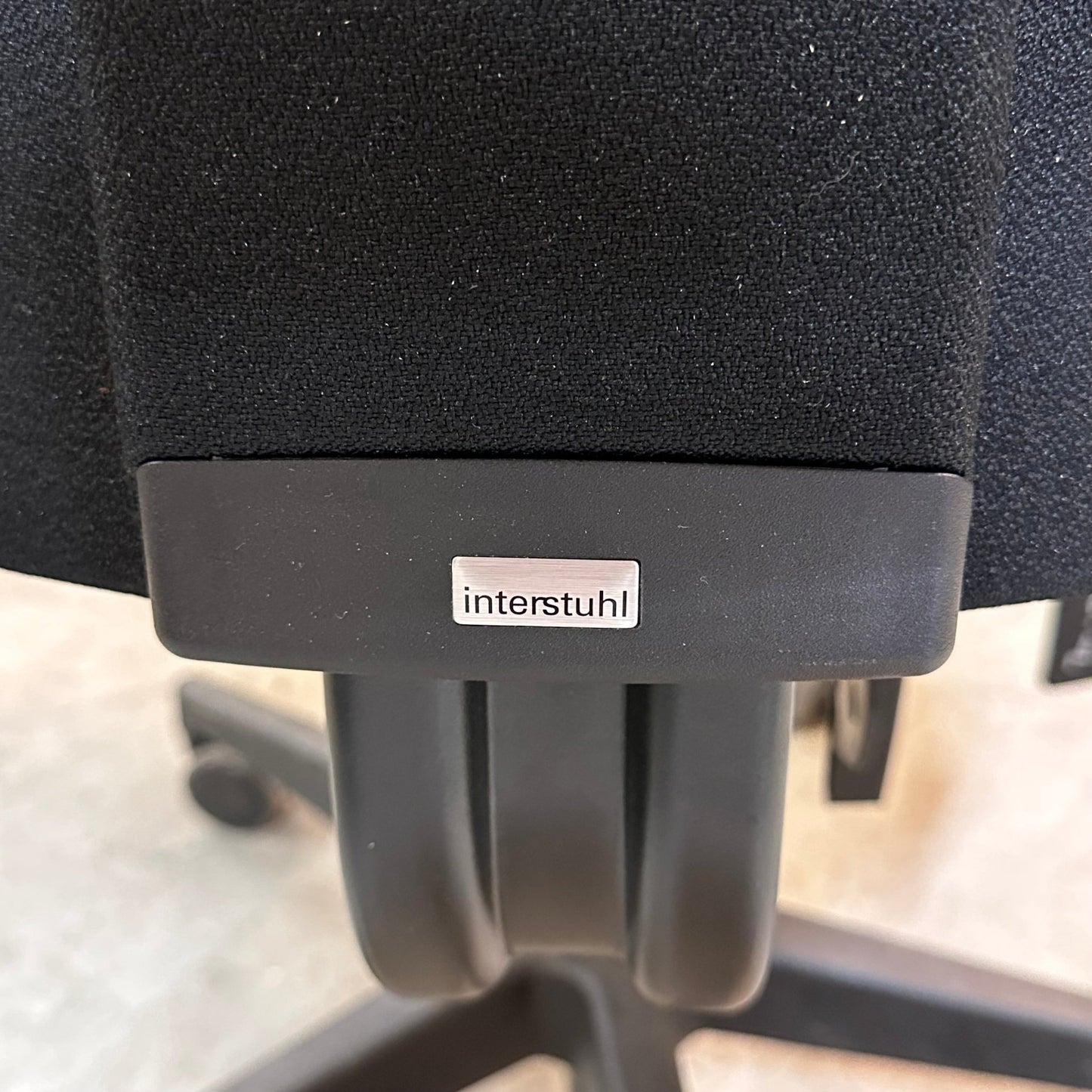 Kontorstol fra Interstuhl, sort stoff