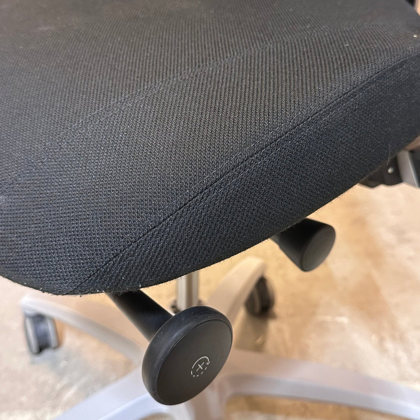 Mereo 220 kontorstol fra RH Logic, sort