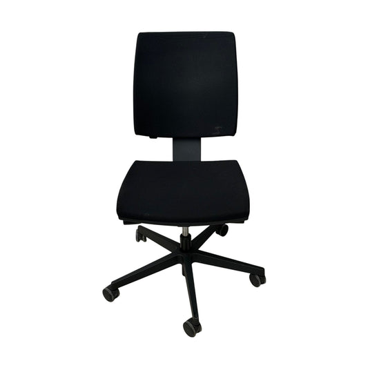 Kontorstol i sort stoff, høy rygg