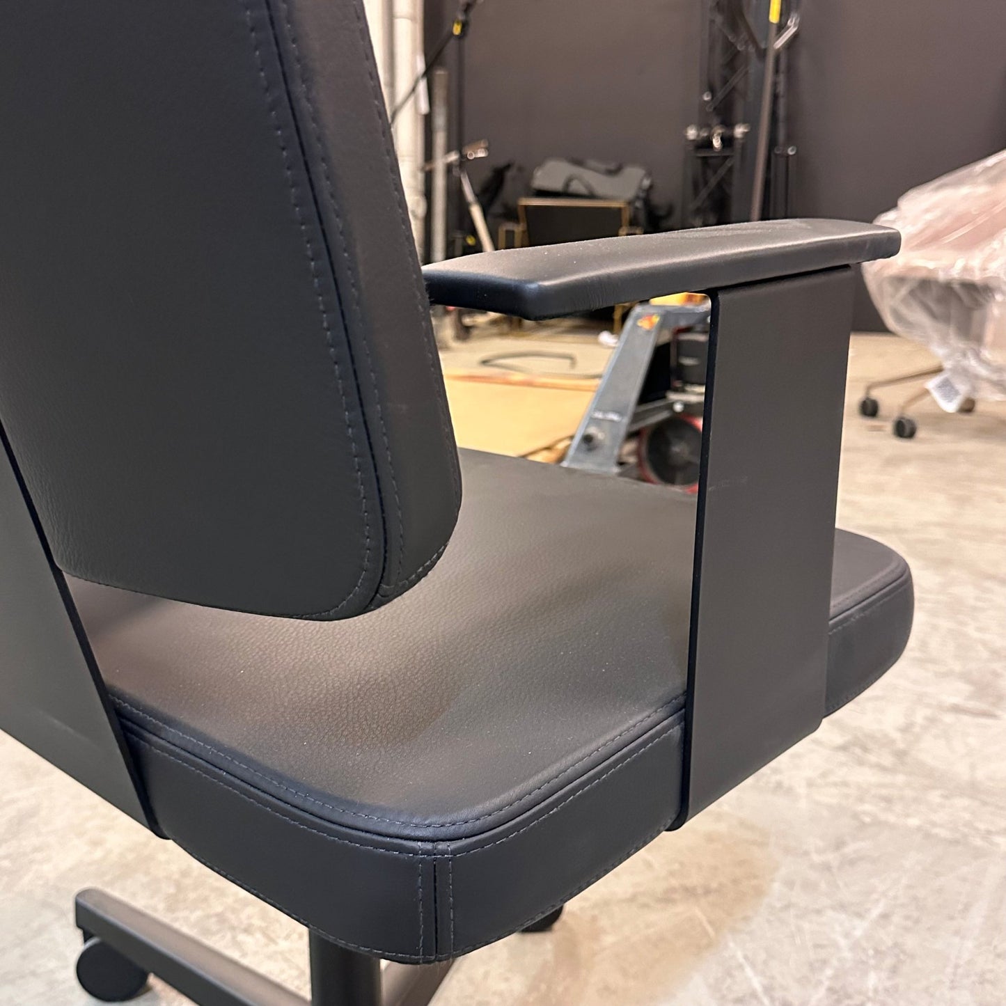 Grand kontorstol fra Horreds, skinn