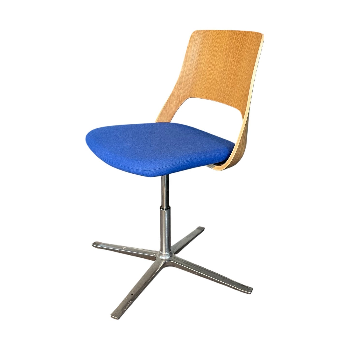 Embrace konferansestol fra Kinnarps, blå