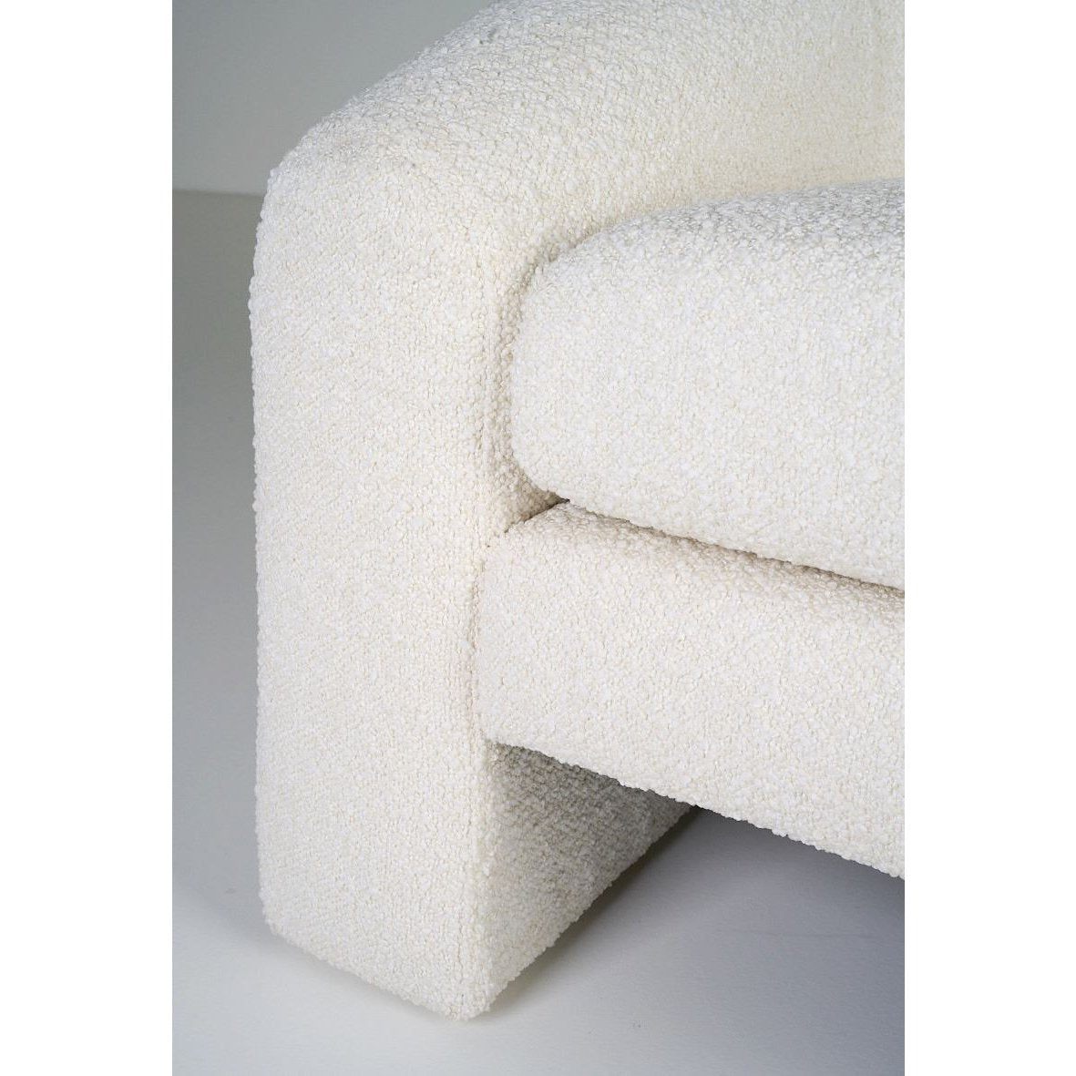 Noa Lenestol fra Kid i hvit