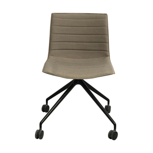 Catifa 46 møteromsstol fra Arper, beige, på hjul