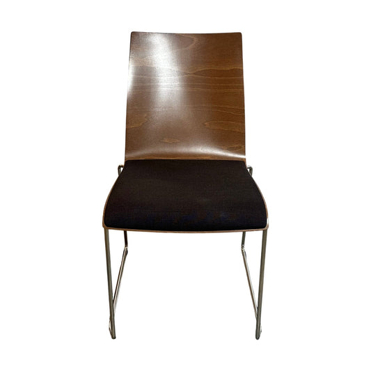 Brunner møtestol med treramme