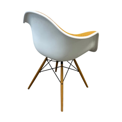 Eames spisestol fra Vitra, oransje