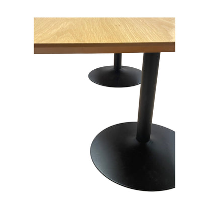 Møtebord i trefarge med trapesformet bordplate, sort understell, 360x120 cm