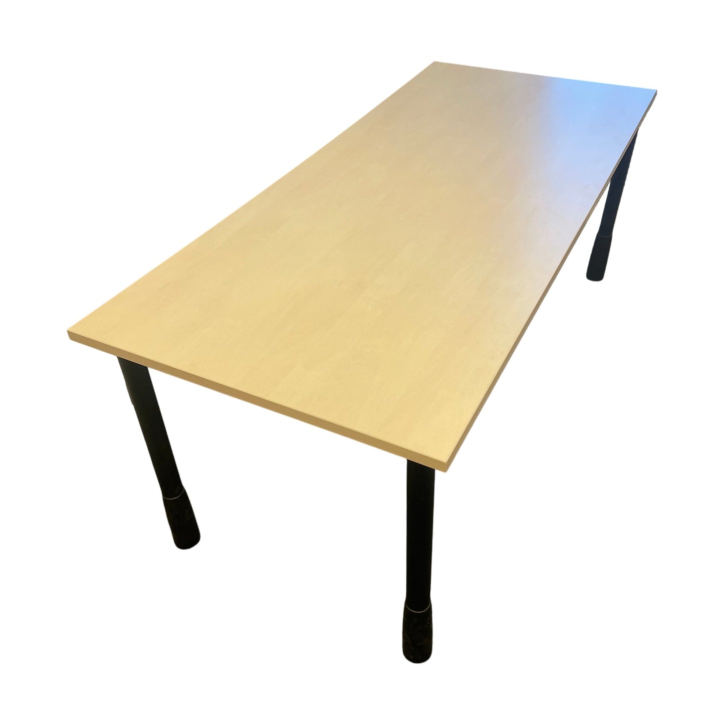 Trefarget skrivebord m/ sorte ben, 180cm
