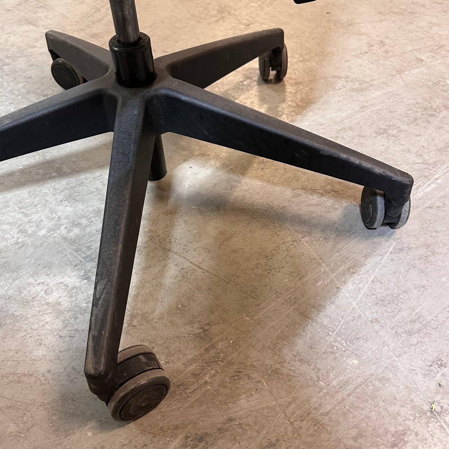 Kontorstol fra Interstuhl, sort stoff