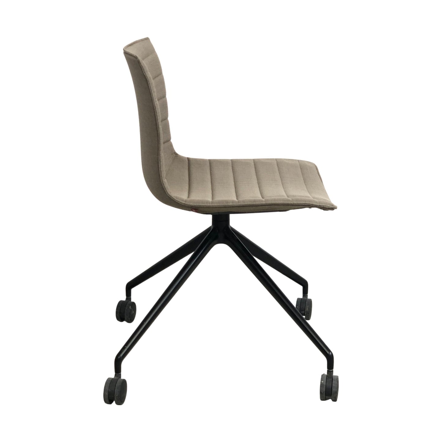 Catifa 46 møteromsstol fra Arper, beige, på hjul