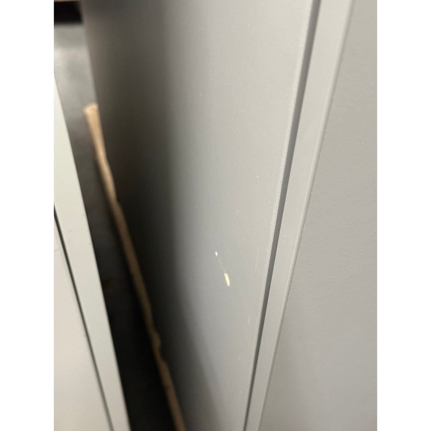 Skap QBUS, 2 hyller, sokkel, håndtak, H1252 B800 D420 mm, lys grå