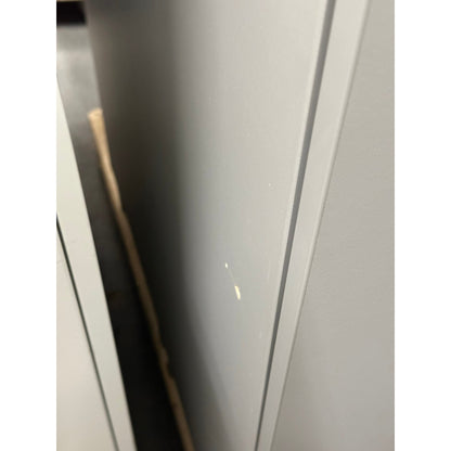 Skap QBUS, 2 hyller, sokkel, håndtak, H1252 B800 D420 mm, lys grå