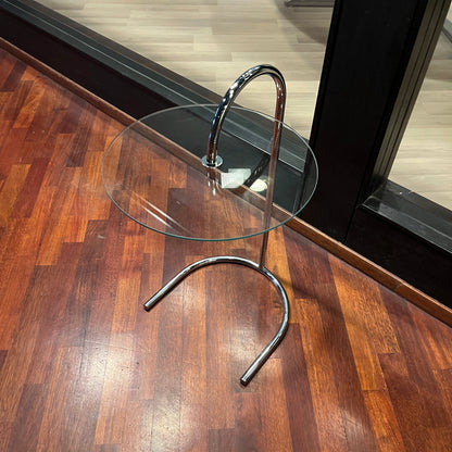 Krom sidebord i glass, luksuriøst design