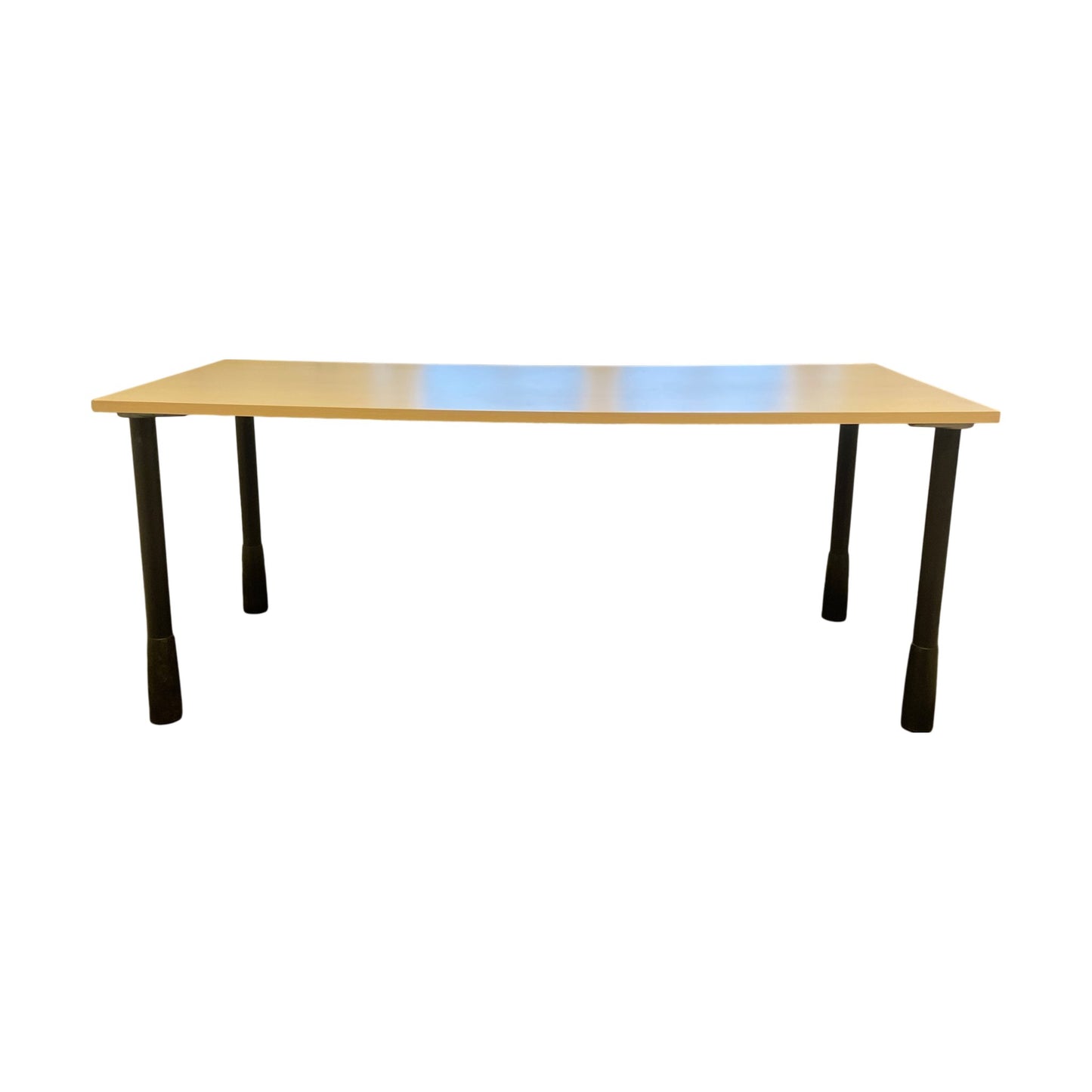 Trefarget skrivebord m/ sorte ben, 180cm