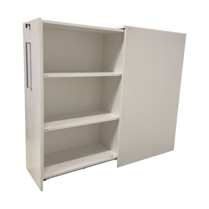 Skap fra Kinnarps, med lås mot høyre, hvit