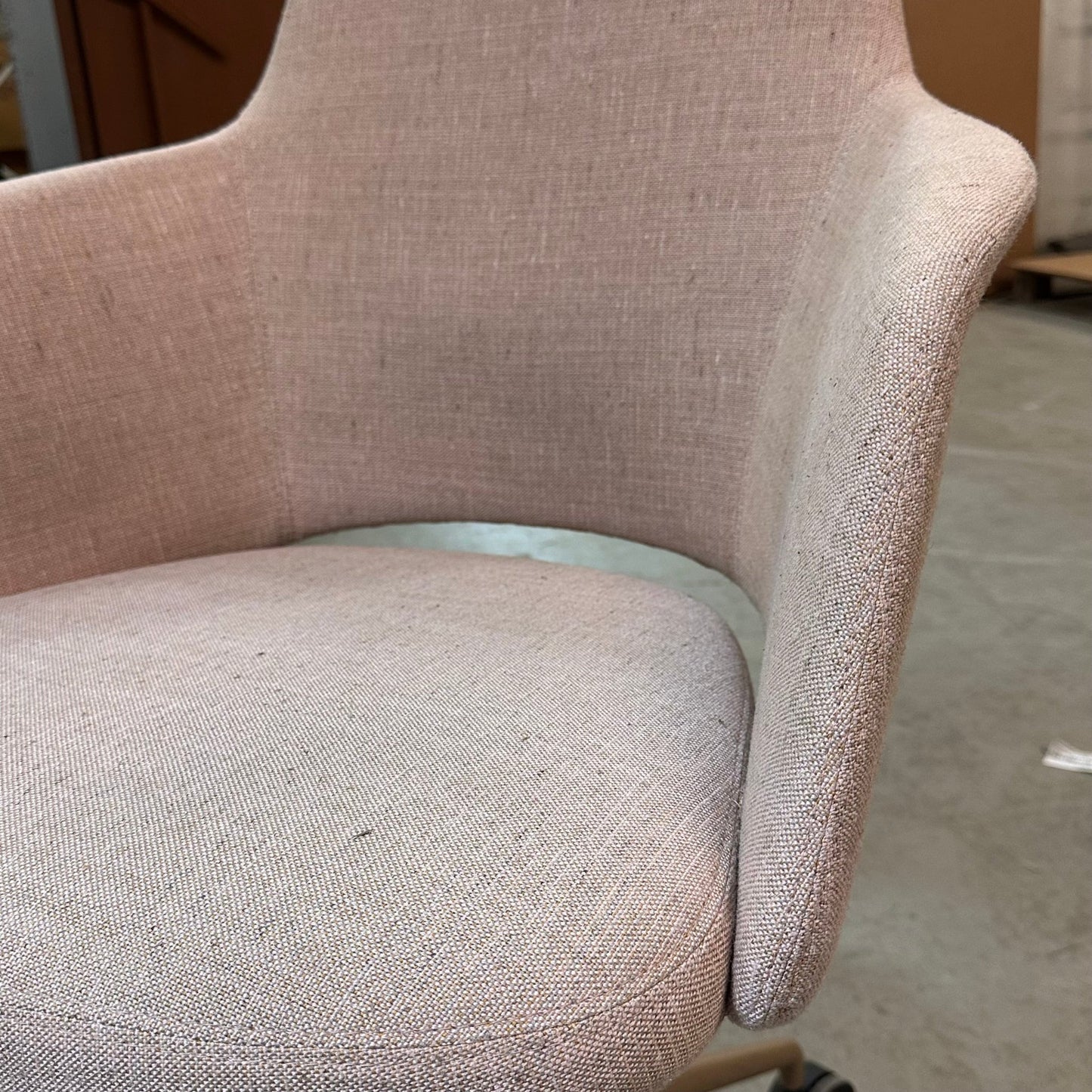 Pilot møteromsstol fra Materia, rosa, på hjul