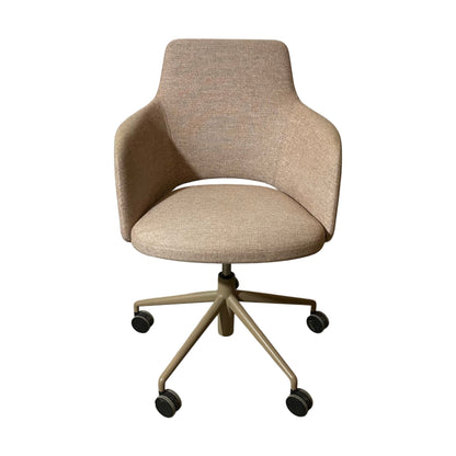 Pilot møteromsstol fra Materia, rosa ull, svingbar, med hjul