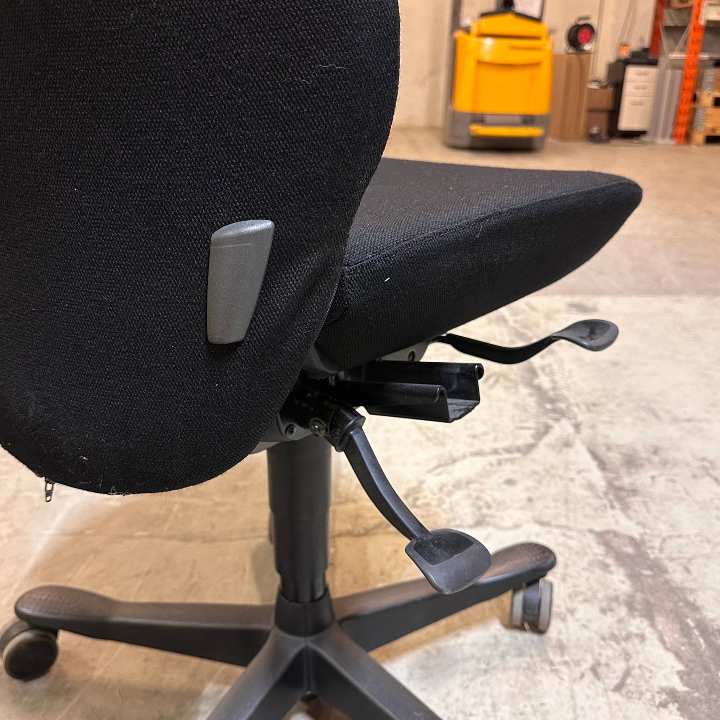 Kontorstol fra Kinnarps m/nakkestøtte, svart