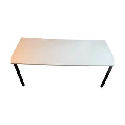 Skrivebord i hvit m/ sorte ben, 180cm
