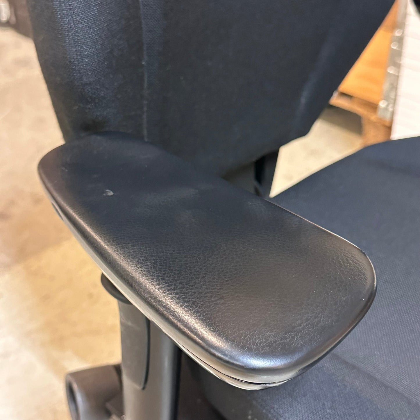 Kontorstol fra Kinnarps 9000, sort