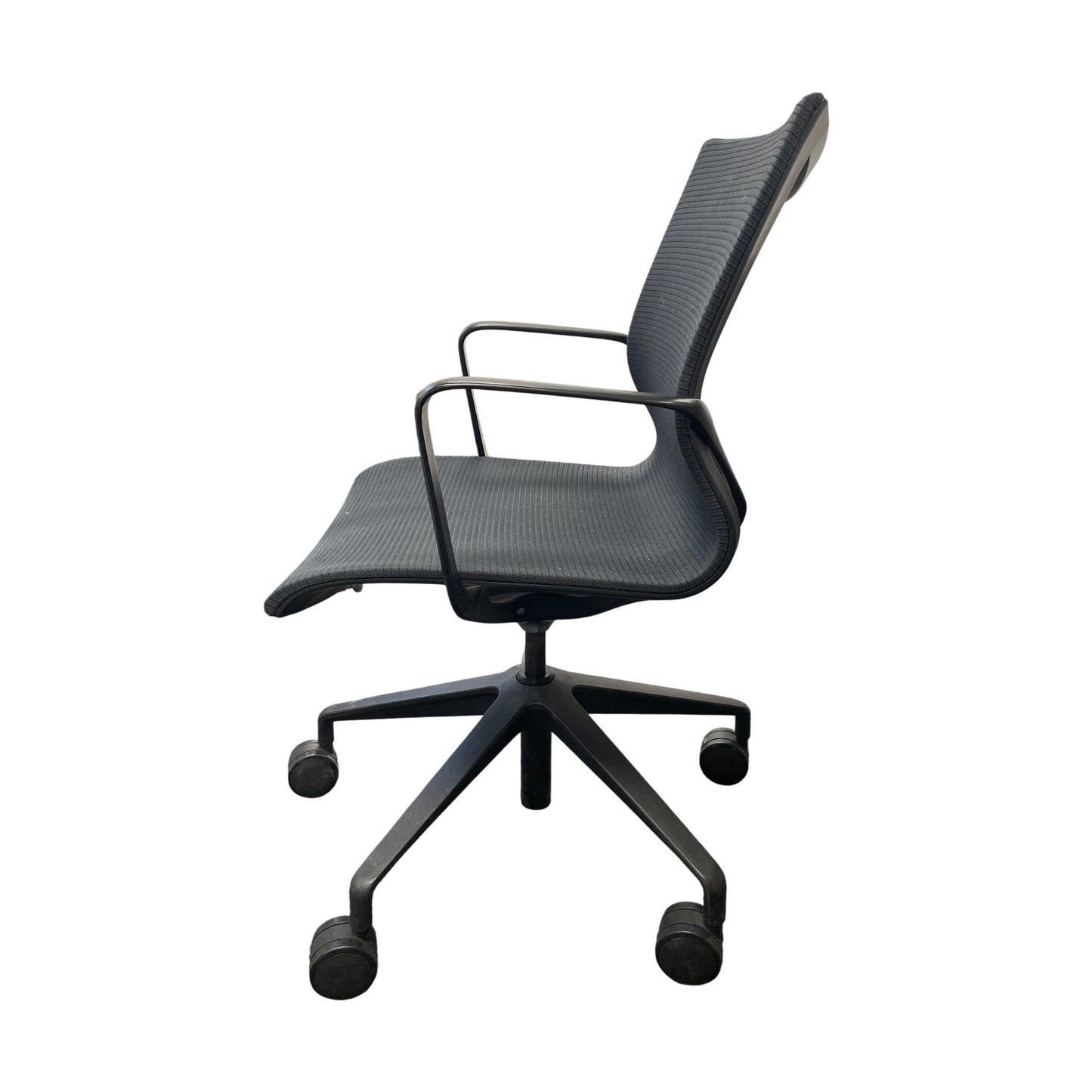 Møteromsstol fra ELJ, svart med hevsenk