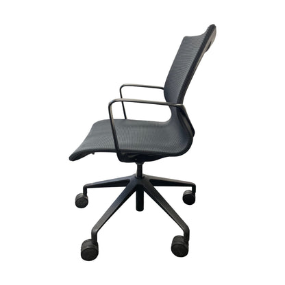 Møteromsstol fra ELJ, svart med hevsenk