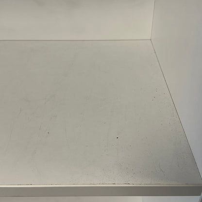 Hylle fra IKEA, hvit, med rullegardin