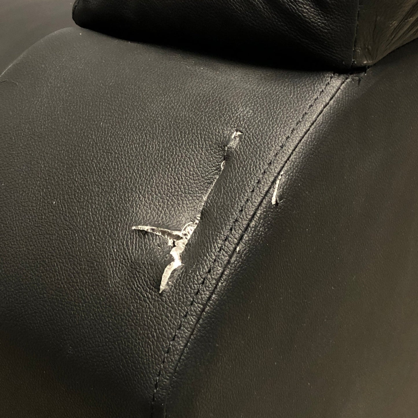Mayfield 2-seter sofa fra A-Møbler, hud/PVC