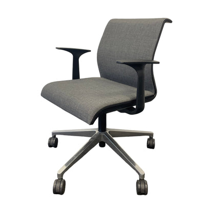 Think møteromsstol fra Steelcase, grå