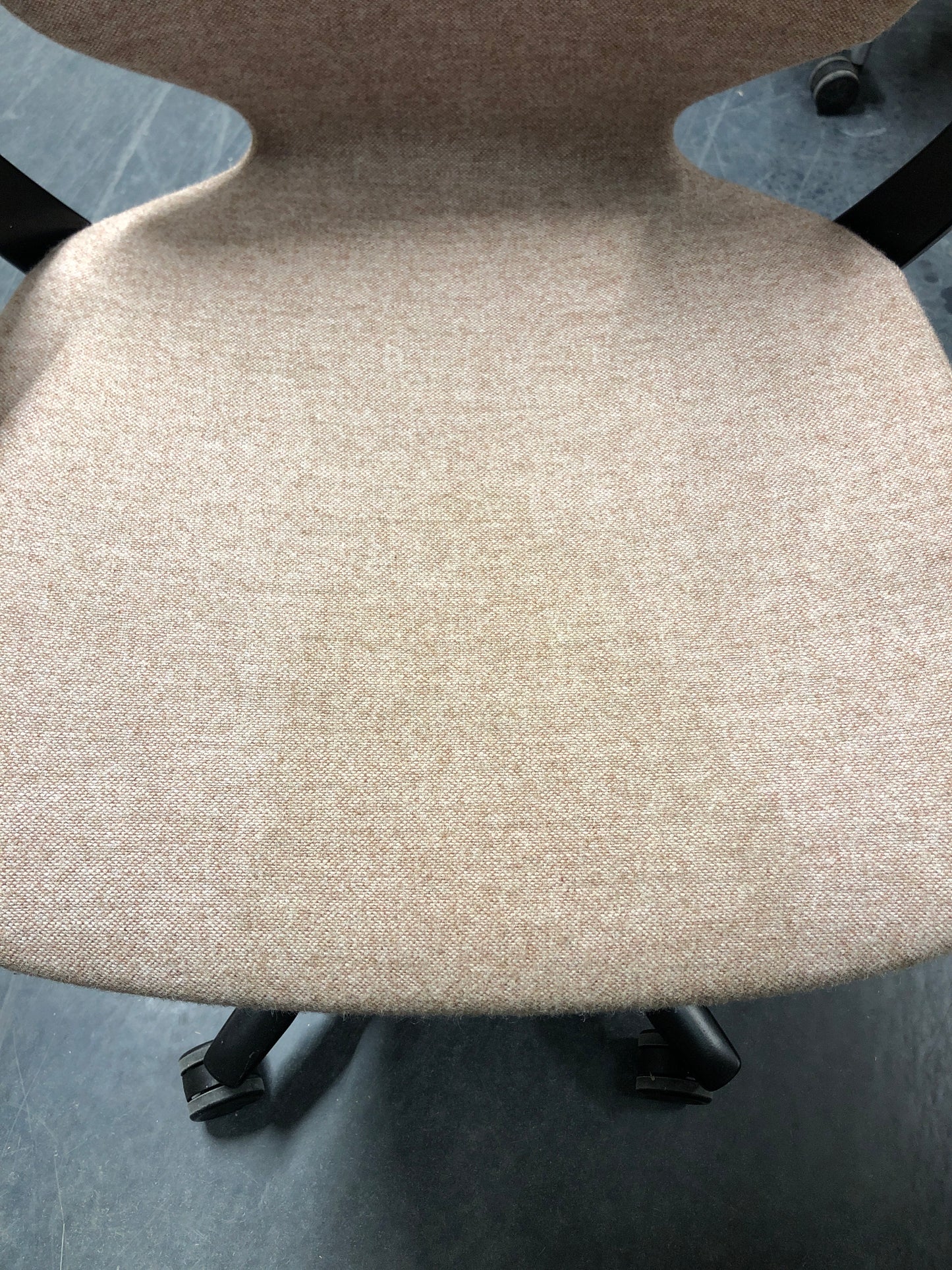 Monroe kontorstol fra Kinnarps, lys rosa stoff, justerbar høyde