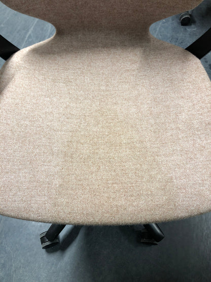 Monroe kontorstol fra Kinnarps, lys rosa stoff, justerbar høyde