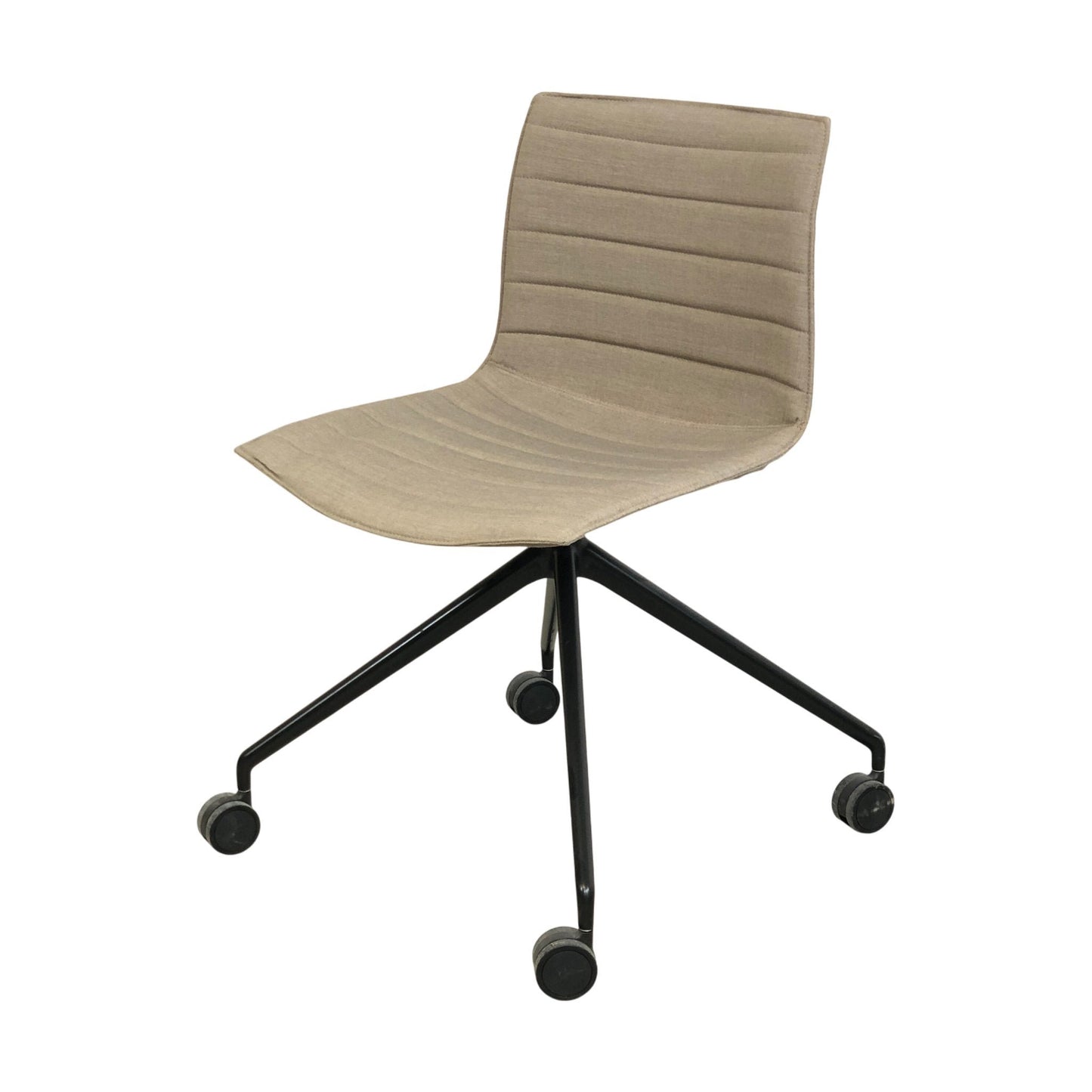 Catifa 46 møteromsstol fra Arper, beige, på hjul