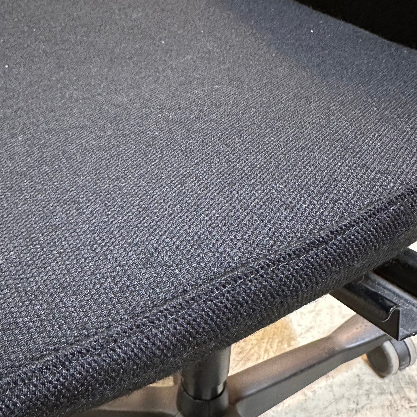 Kontorstol fra Kinnarps m/nakkestøtte, svart