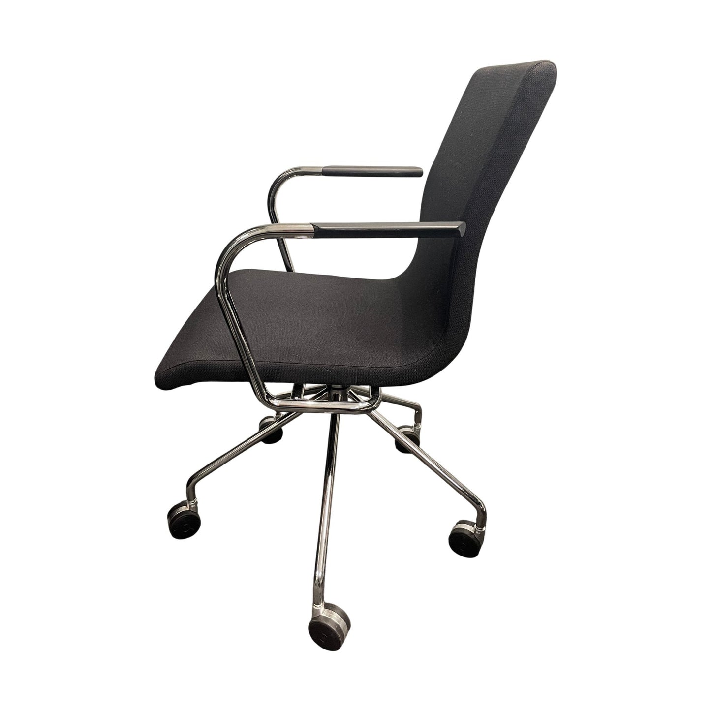 Flex møteromsstol fra Skandiform, svart stoff, med armlener