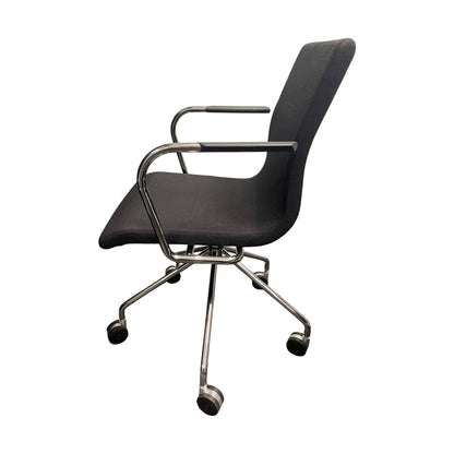 Flex møteromsstol fra Skandiform, svart stoff, med armlener