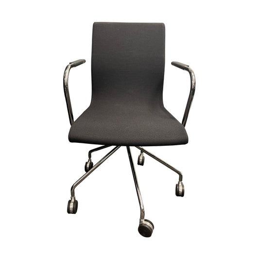 Flex møteromsstol fra Skandiform, svart stoff, med armlener