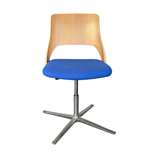 Embrace konferansestol fra Kinnarps, blå