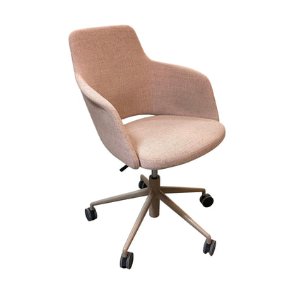 Pilot møteromsstol fra Materia, rosa, på hjul