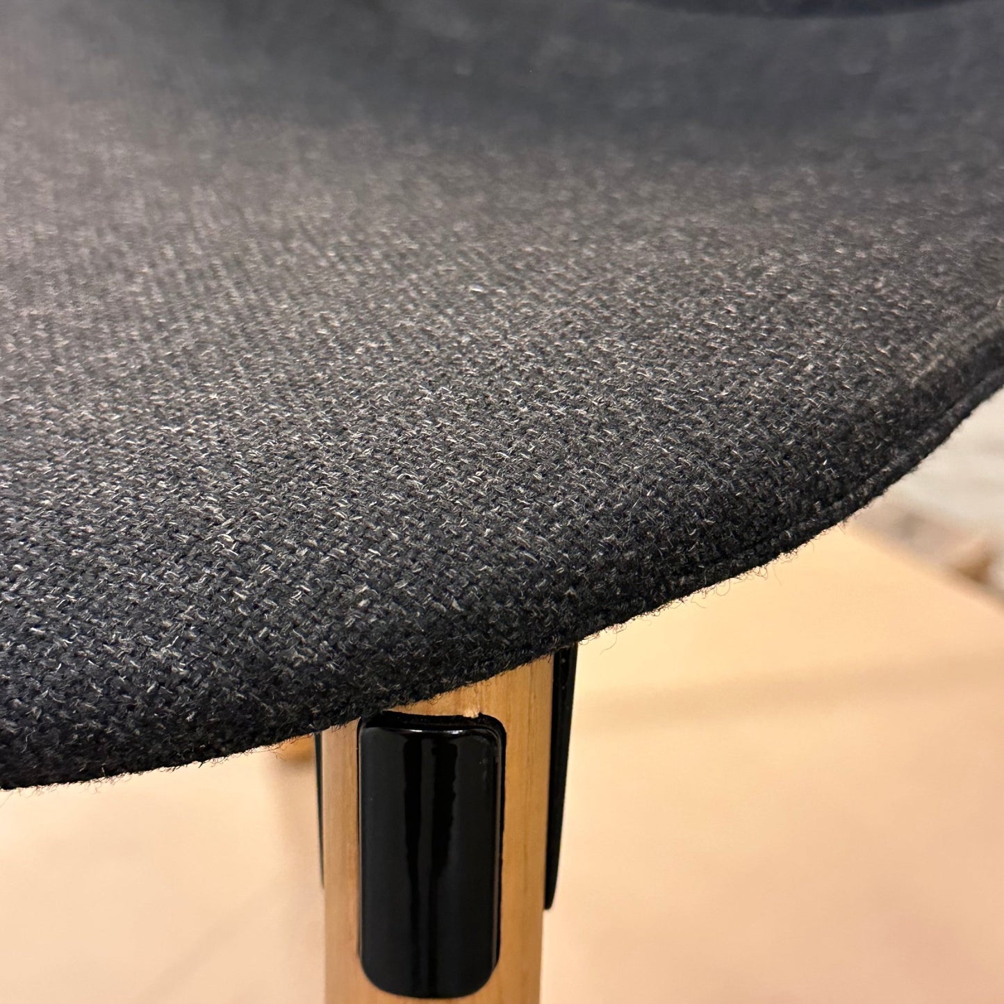 Noor møteromsstol fra RBM, treben, grå