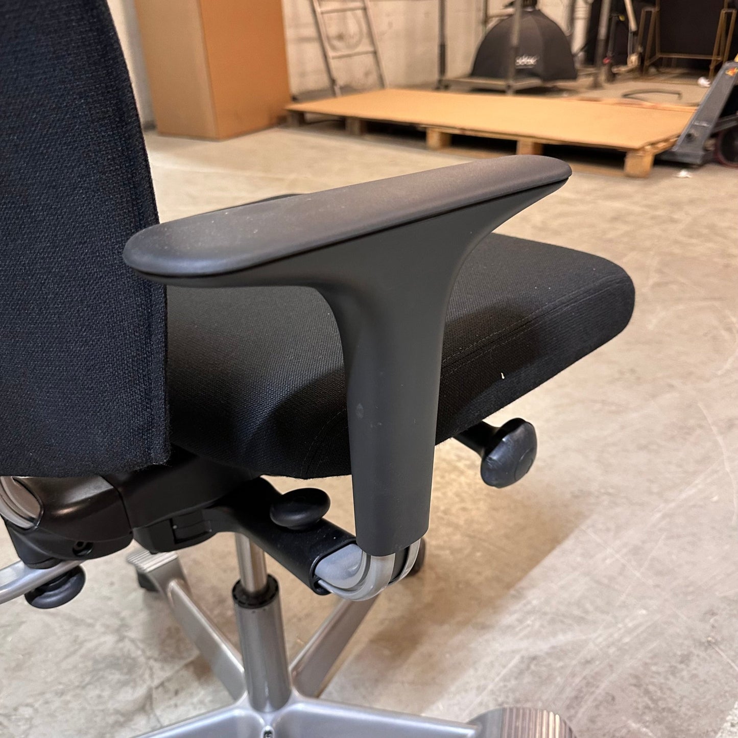 HÅG kontorstol med nakkestøtte, sort