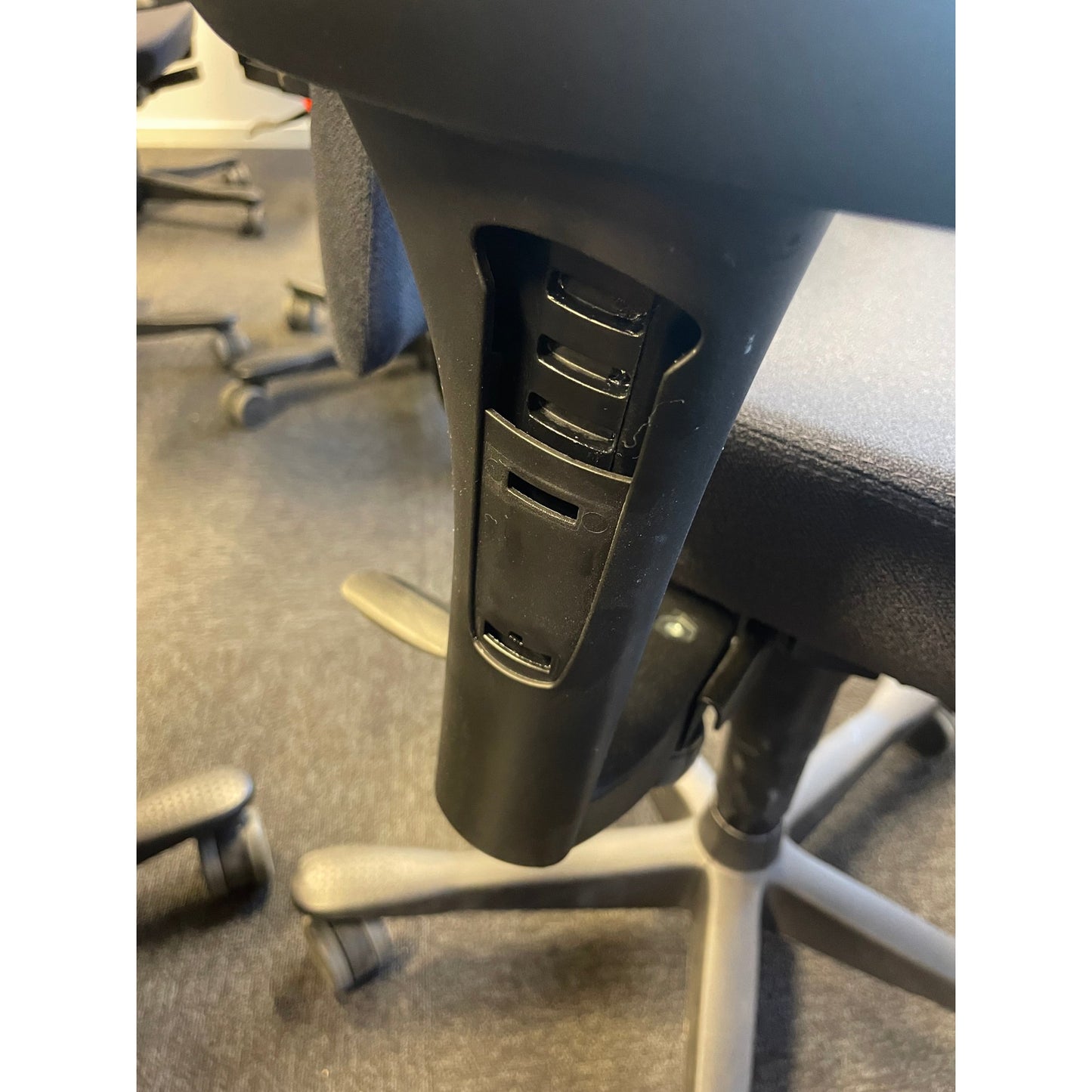 Kontorstol med nakkestøtte fra Kinnarps, Freefloat 6000, grå