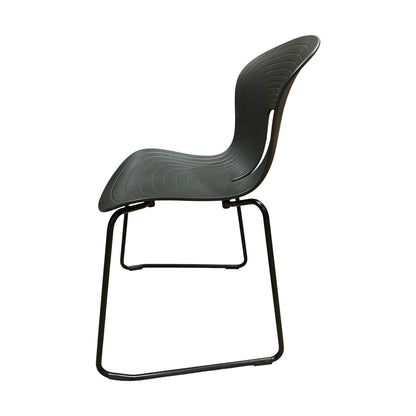 Pond møteromsstol fra Fora Form, stablebar