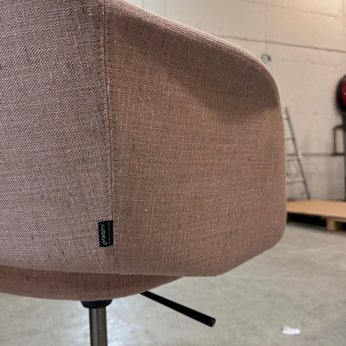 Pilot møteromsstol fra Materia, rosa, på hjul