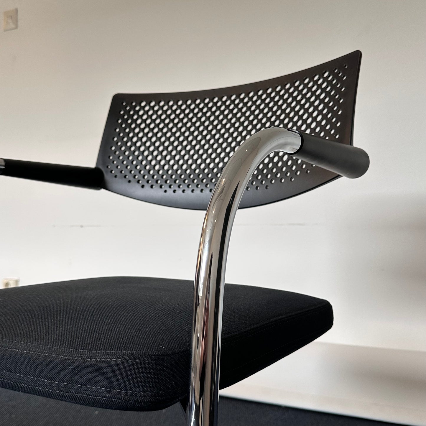 Visavis møteromsstol fra Vitra, svart