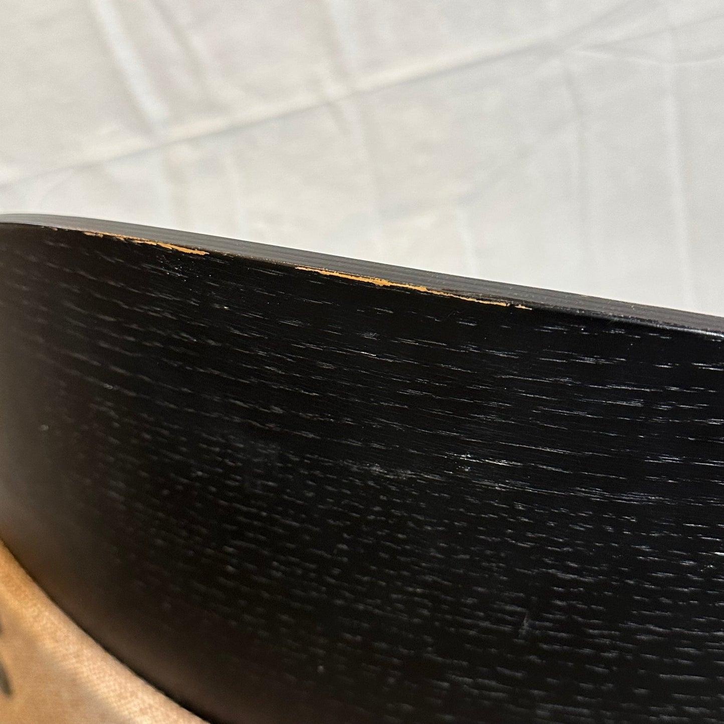 Con barstol fra ForaForm, beige tekstil og svart ramme